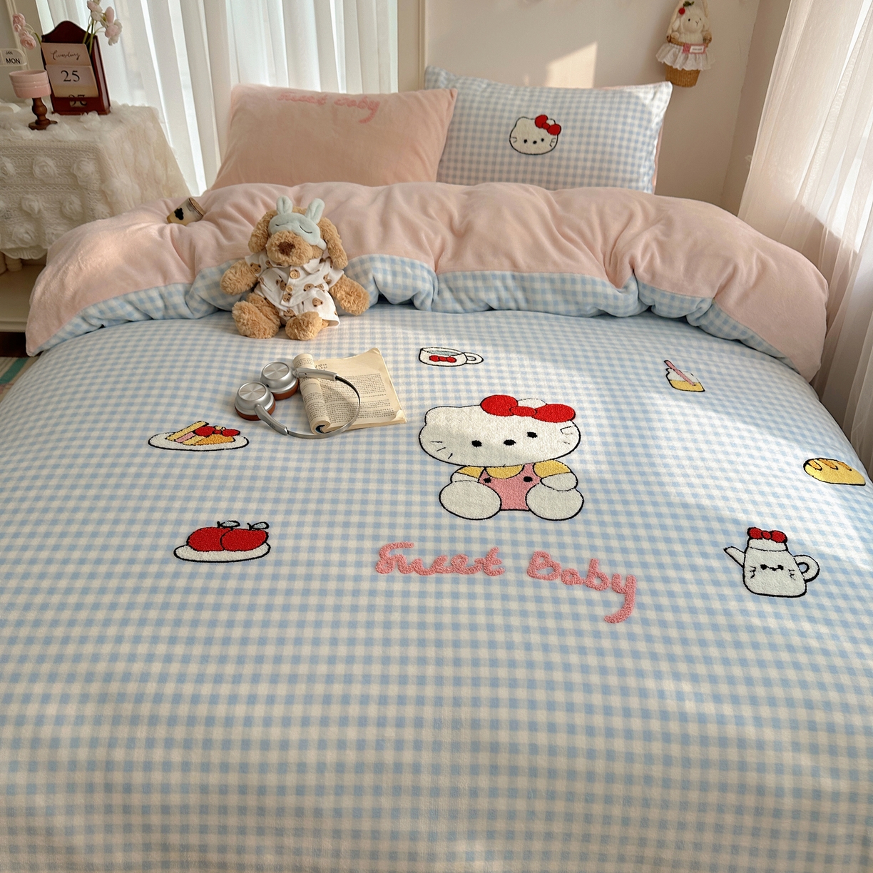 91家纺网 家纺一手货源 找家纺 韩都家居 2025新款ins毛巾绣猫咪系列加厚牛奶绒四件套 贪吃的猫