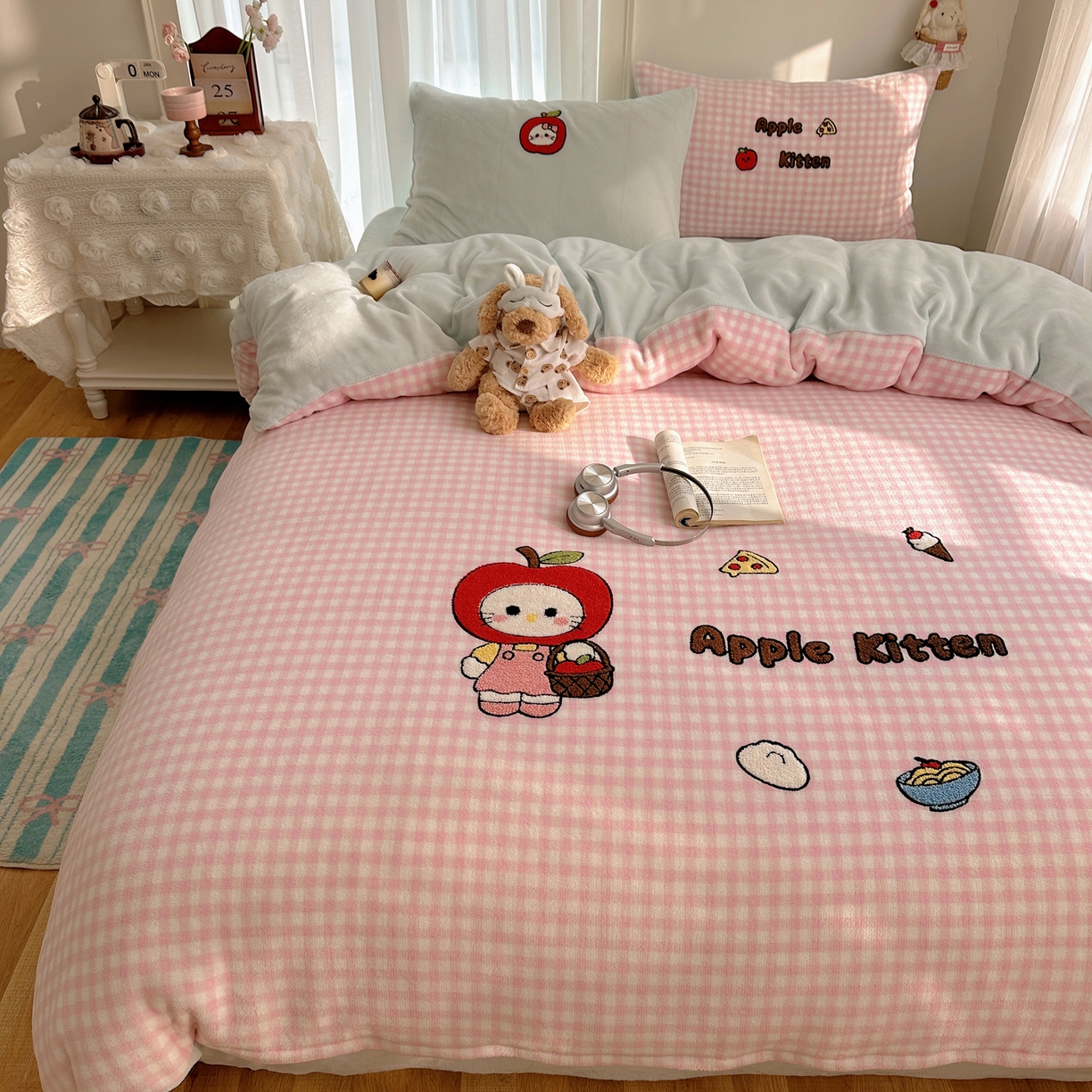 91家纺网 家纺一手货源 找家纺 韩都家居 2025新款ins毛巾绣猫咪系列加厚牛奶绒四件套 淘气猫咪