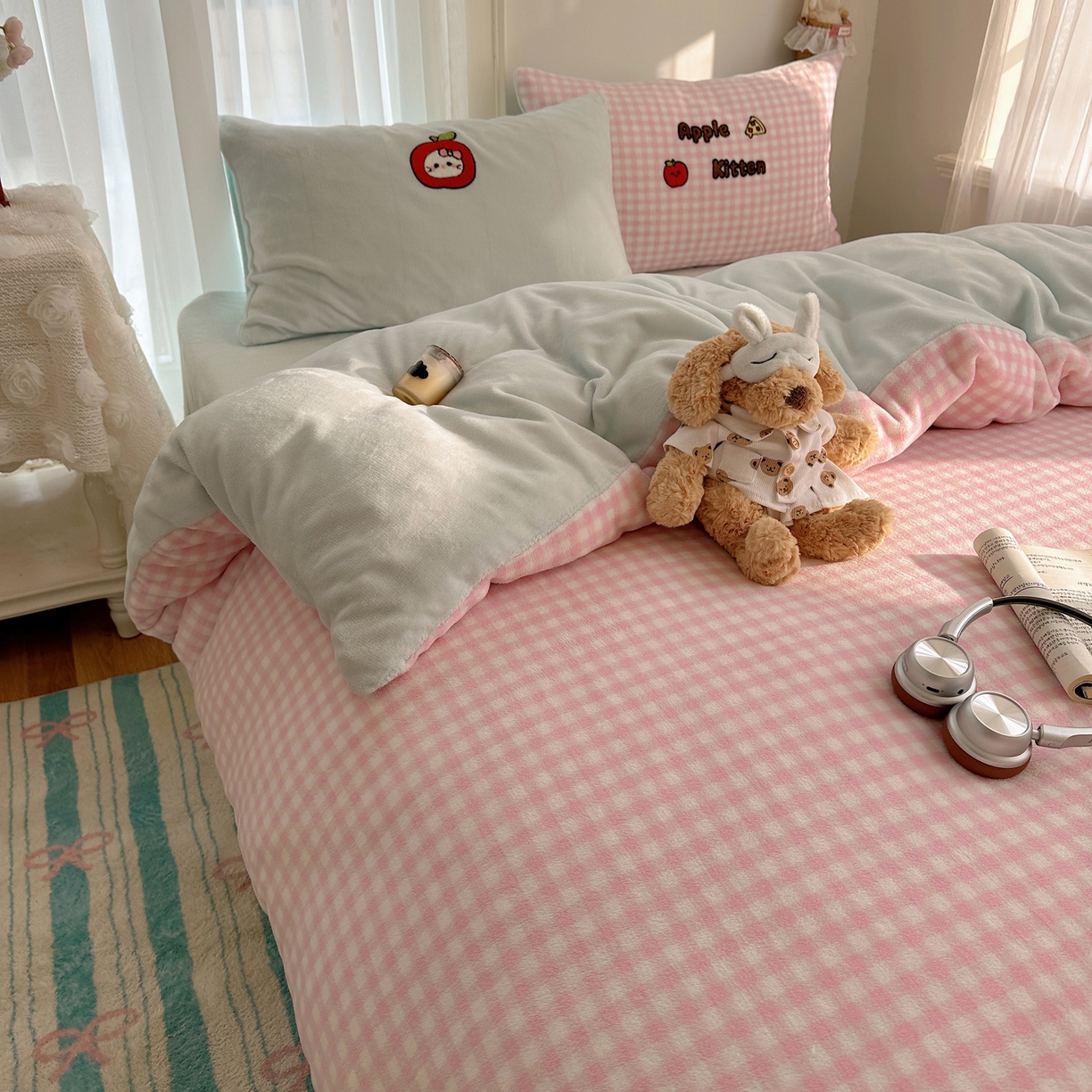 91家纺网 家纺一手货源 找家纺 韩都家居 2025新款ins毛巾绣猫咪系列加厚牛奶绒四件套 淘气猫咪