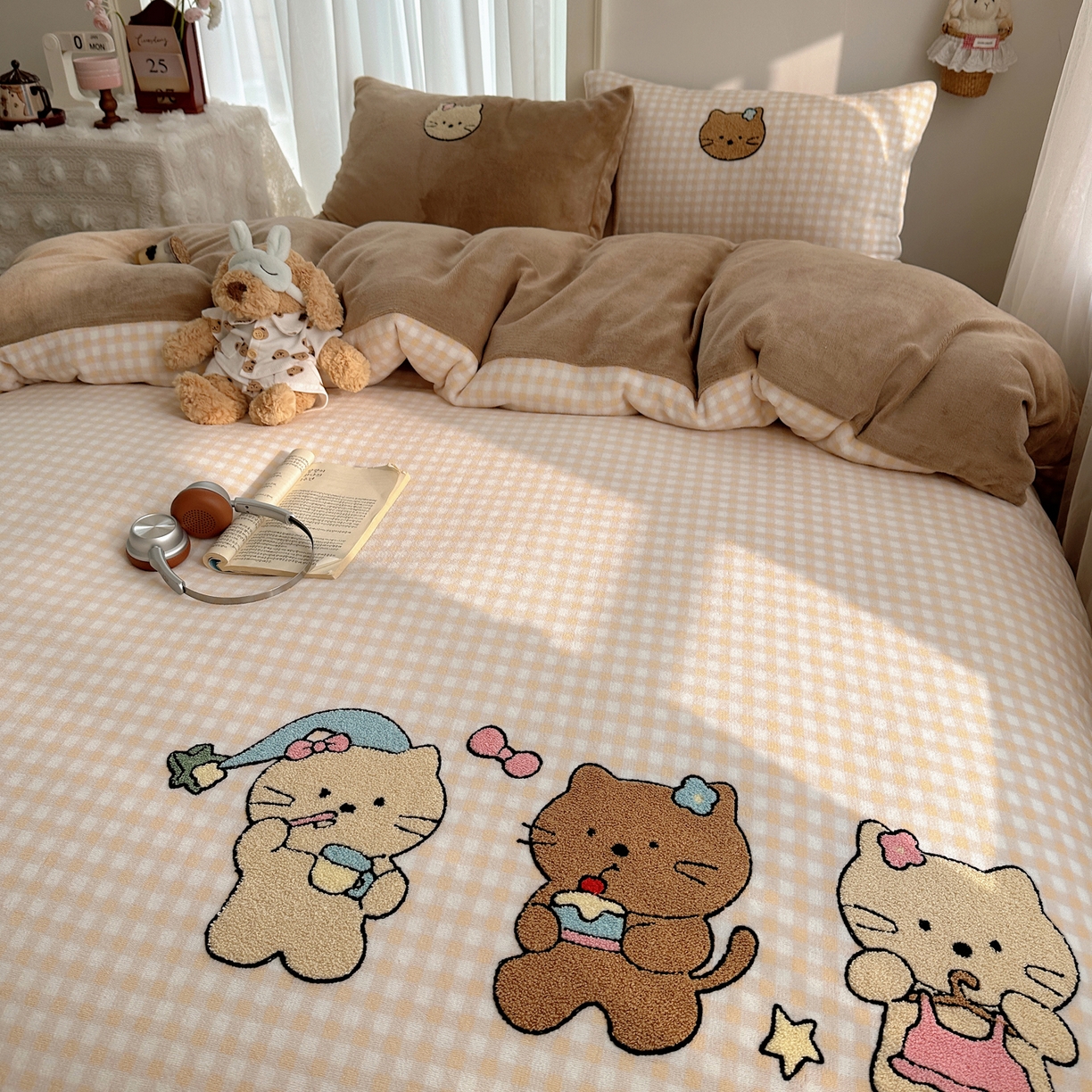 91家纺网 家纺一手货源 找家纺 韩都家居 2025新款ins毛巾绣猫咪系列加厚牛奶绒四件套 三只小猫