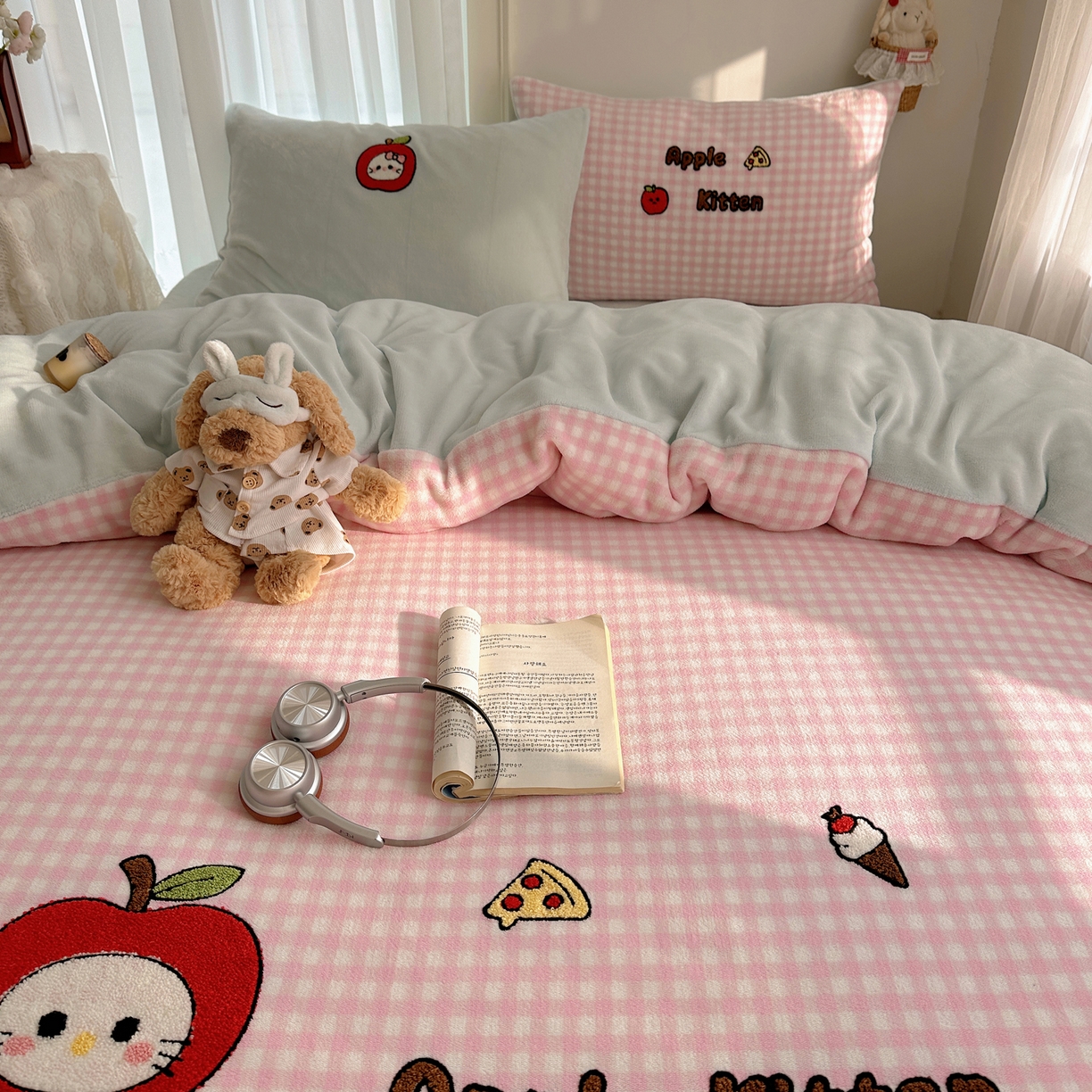 91家纺网 家纺一手货源 找家纺 韩都家居 2025新款ins毛巾绣猫咪系列加厚牛奶绒四件套 淘气猫咪