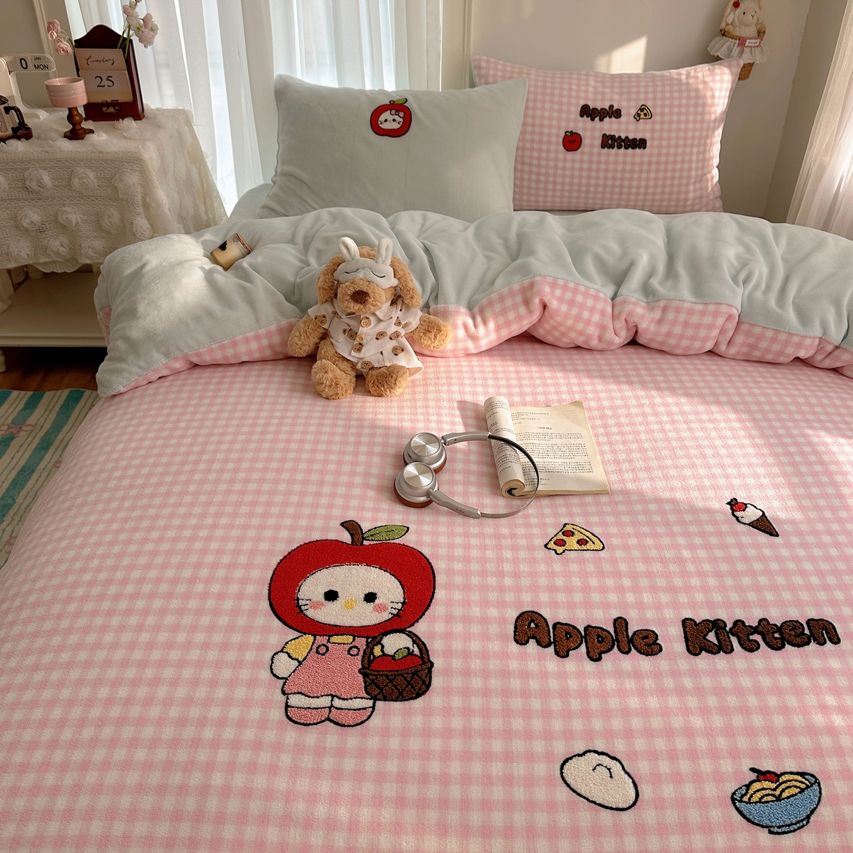 91家纺网 家纺一手货源 找家纺 韩都家居 2025新款ins毛巾绣猫咪系列加厚牛奶绒四件套 淘气猫咪