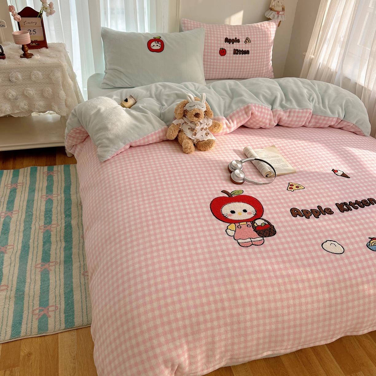 91家纺网 家纺一手货源 找家纺 韩都家居 2025新款ins毛巾绣猫咪系列加厚牛奶绒四件套 淘气猫咪