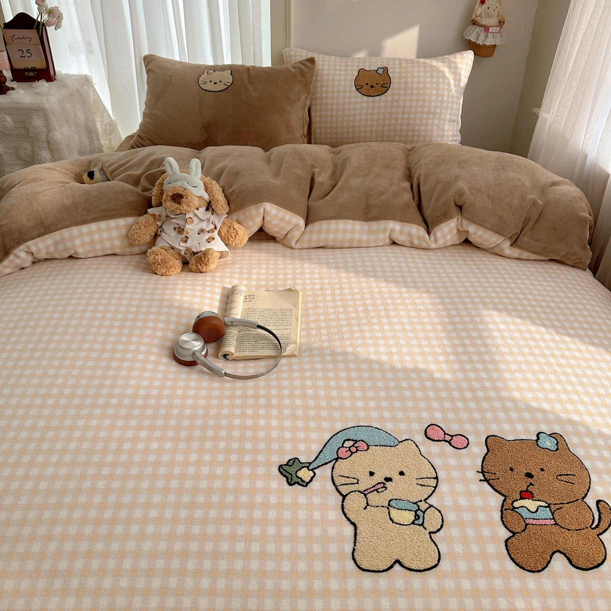 91家纺网 家纺一手货源 找家纺 韩都家居 2025新款ins毛巾绣猫咪系列加厚牛奶绒四件套 三只小猫