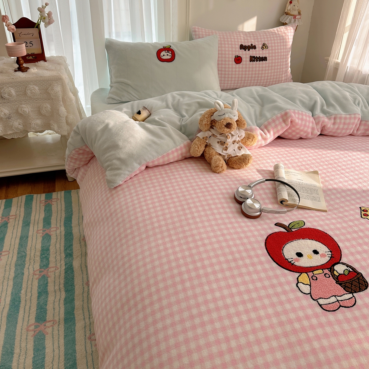 91家纺网 家纺一手货源 找家纺 韩都家居 2025新款ins毛巾绣猫咪系列加厚牛奶绒四件套 淘气猫咪