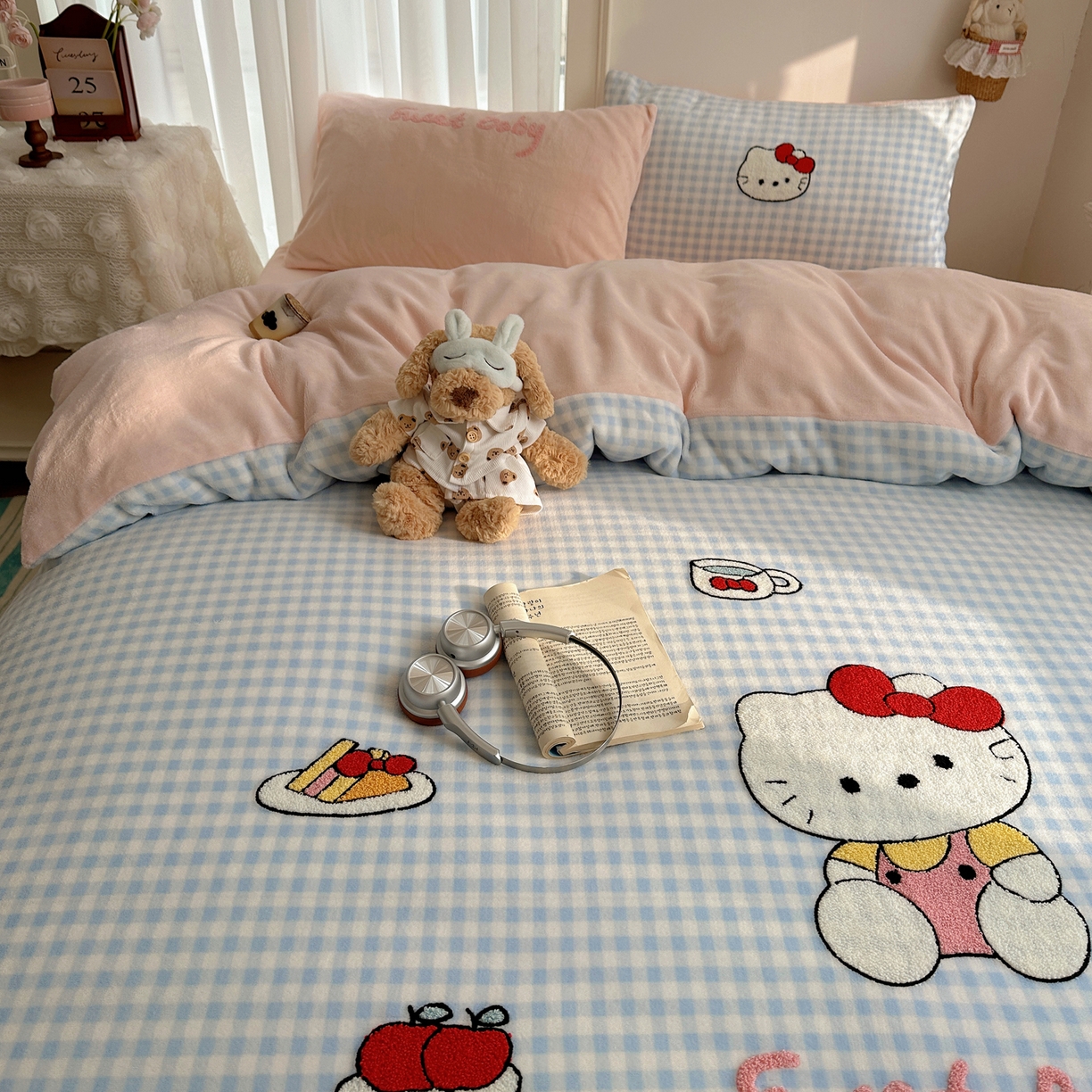 91家纺网 家纺一手货源 找家纺 韩都家居 2025新款ins毛巾绣猫咪系列加厚牛奶绒四件套 贪吃的猫