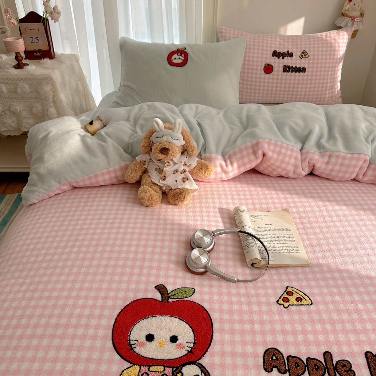 91家纺网 家纺一手货源 找家纺 韩都家居 2025新款ins毛巾绣猫咪系列加厚牛奶绒四件套 淘气猫咪