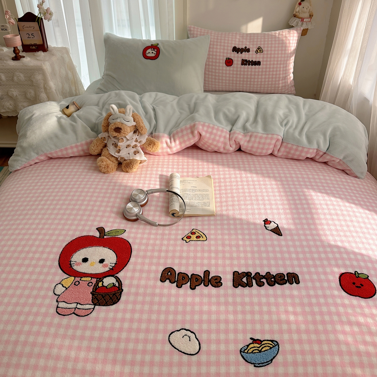 91家纺网 家纺一手货源 找家纺 韩都家居 2025新款ins毛巾绣猫咪系列加厚牛奶绒四件套 淘气猫咪