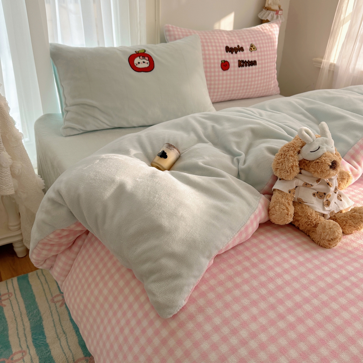 91家纺网 家纺一手货源 找家纺 韩都家居 2025新款ins毛巾绣猫咪系列加厚牛奶绒四件套 淘气猫咪