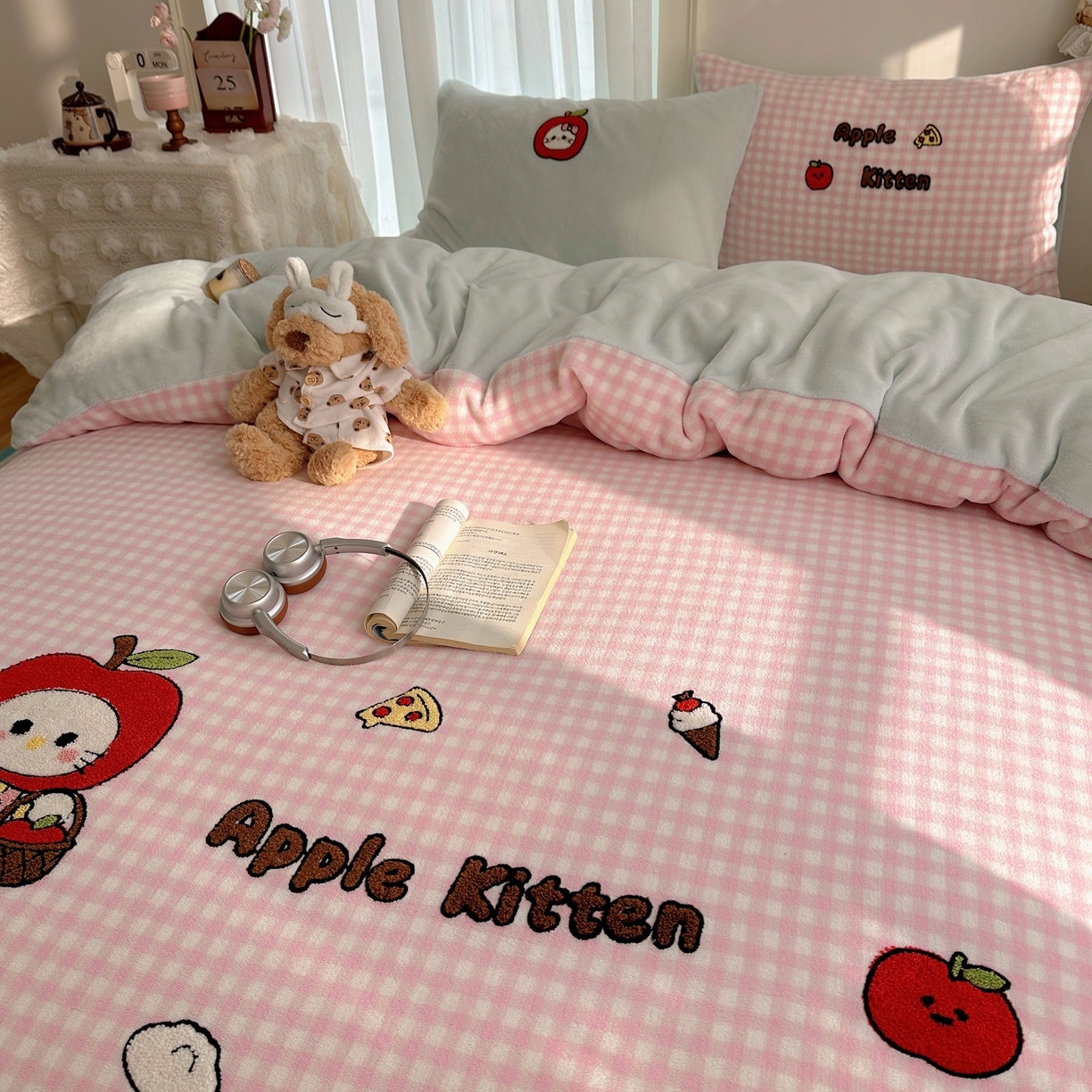 91家纺网 家纺一手货源 找家纺 韩都家居 2025新款ins毛巾绣猫咪系列加厚牛奶绒四件套 淘气猫咪