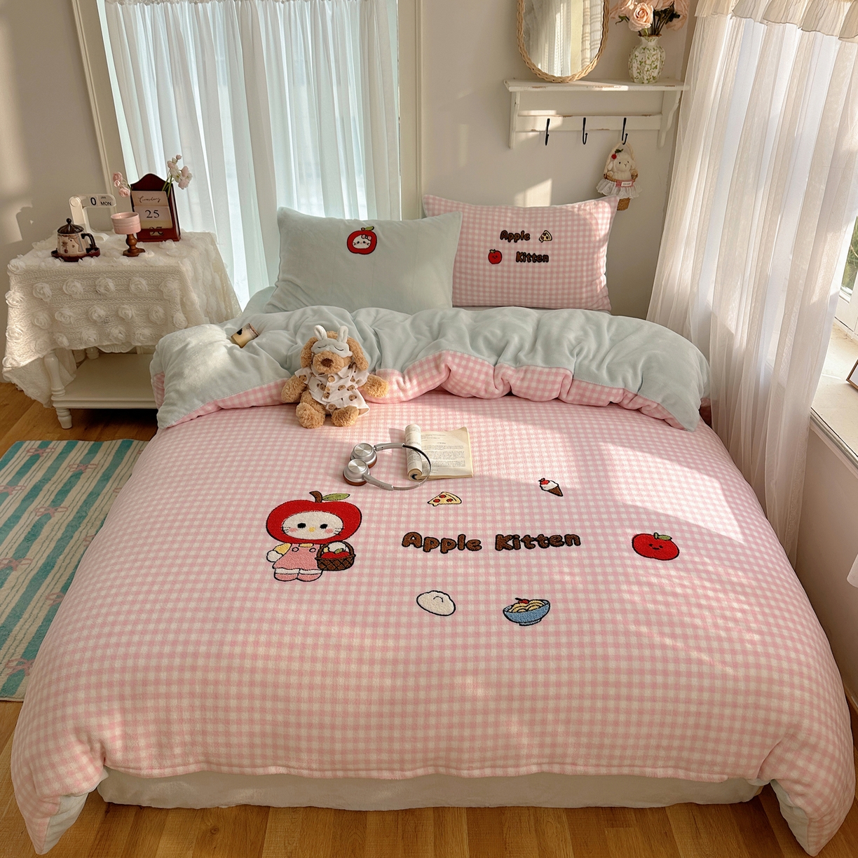 91家纺网 家纺一手货源 找家纺 韩都家居 2025新款ins毛巾绣猫咪系列加厚牛奶绒四件套 淘气猫咪