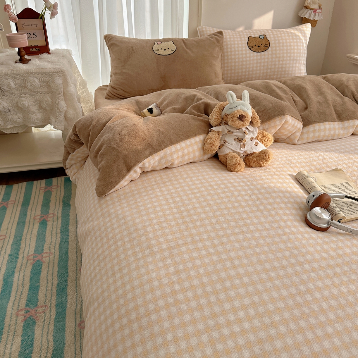 91家纺网 家纺一手货源 找家纺 韩都家居 2025新款ins毛巾绣猫咪系列加厚牛奶绒四件套 三只小猫