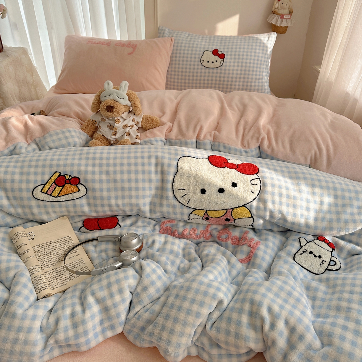 91家纺网 家纺一手货源 找家纺 韩都家居 2025新款ins毛巾绣猫咪系列加厚牛奶绒四件套 贪吃的猫