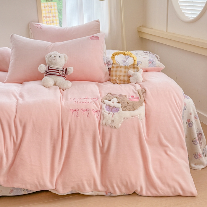 91家纺网 家纺一手货源 找家纺 润肤居 2025新款卡通贴布绣牛奶绒系列四件套 美美猫