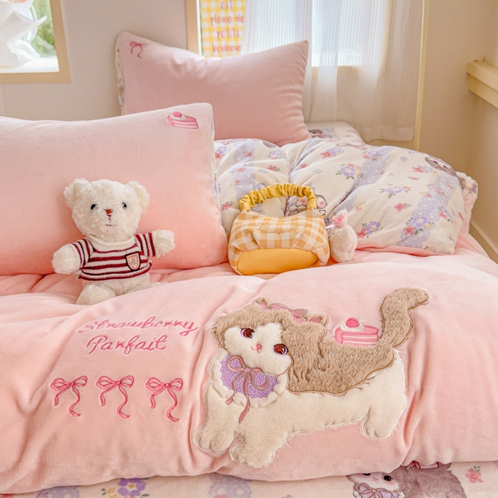 91家纺网 家纺一手货源 找家纺 润肤居 2025新款卡通贴布绣牛奶绒系列四件套 美美猫