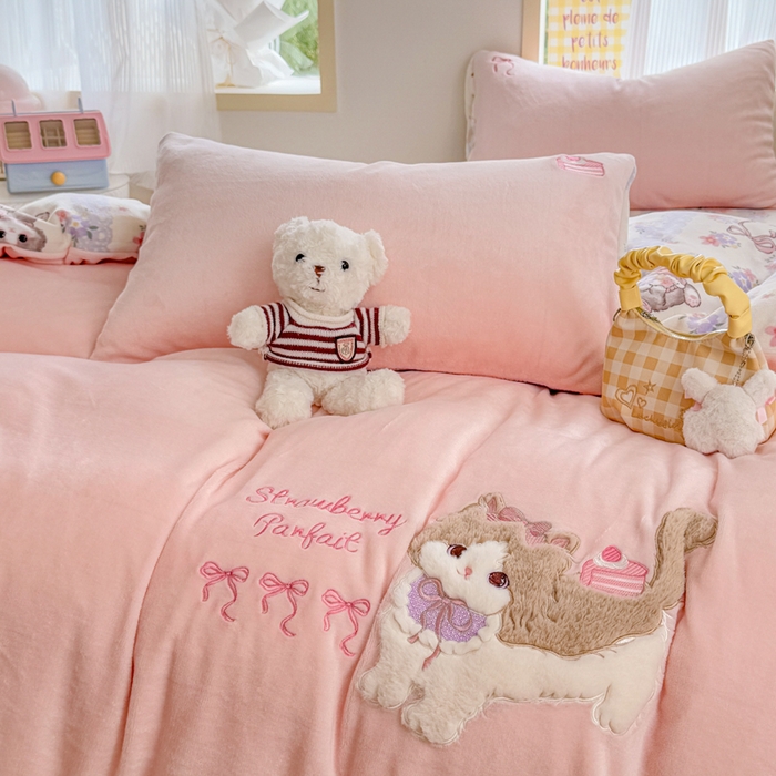 91家纺网 家纺一手货源 找家纺 润肤居 2025新款卡通贴布绣牛奶绒系列四件套 美美猫