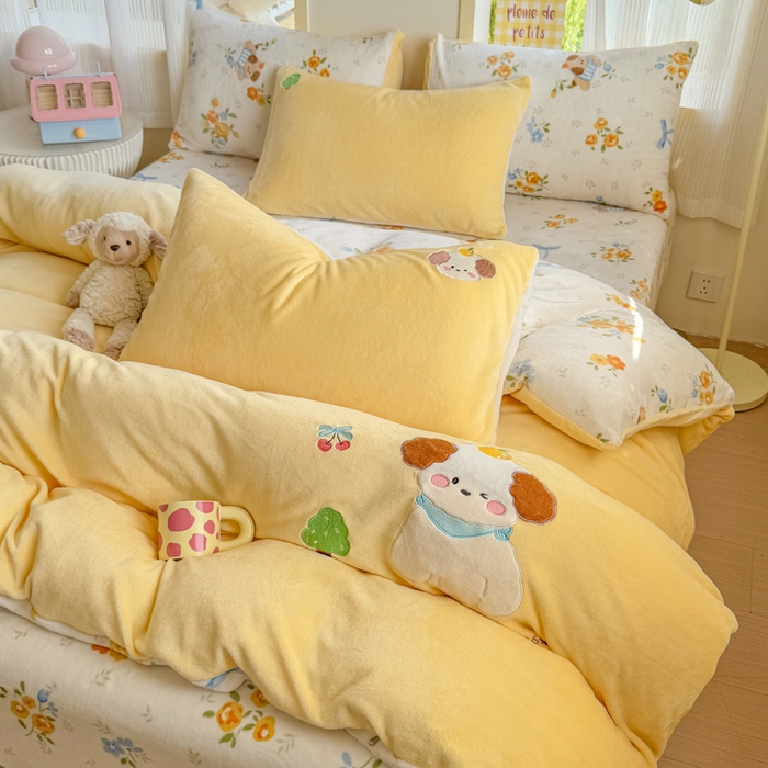 91家纺网 家纺一手货源 找家纺 润肤居 2025新款卡通贴布绣牛奶绒系列四件套 萌萌狗