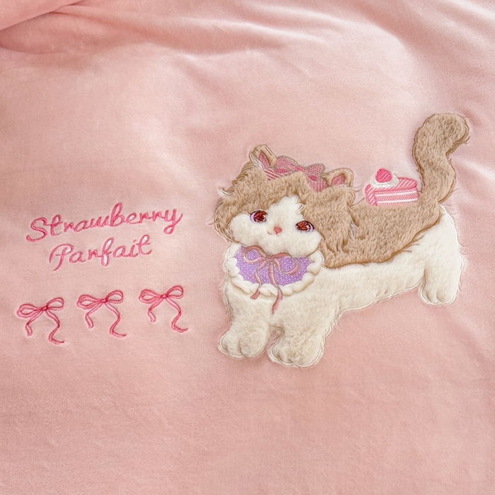 91家纺网 家纺一手货源 找家纺 润肤居 2025新款卡通贴布绣牛奶绒系列四件套 美美猫