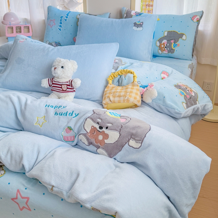 91家纺网 家纺一手货源 找家纺 润肤居 2025新款卡通贴布绣牛奶绒系列四件套 小灰灰