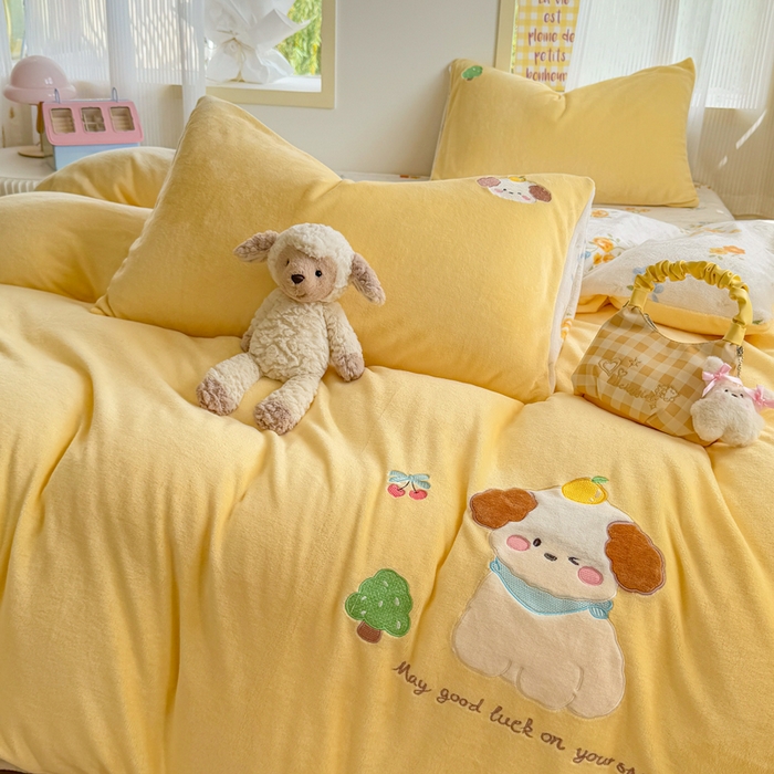 91家纺网 家纺一手货源 找家纺 润肤居 2025新款卡通贴布绣牛奶绒系列四件套 萌萌狗