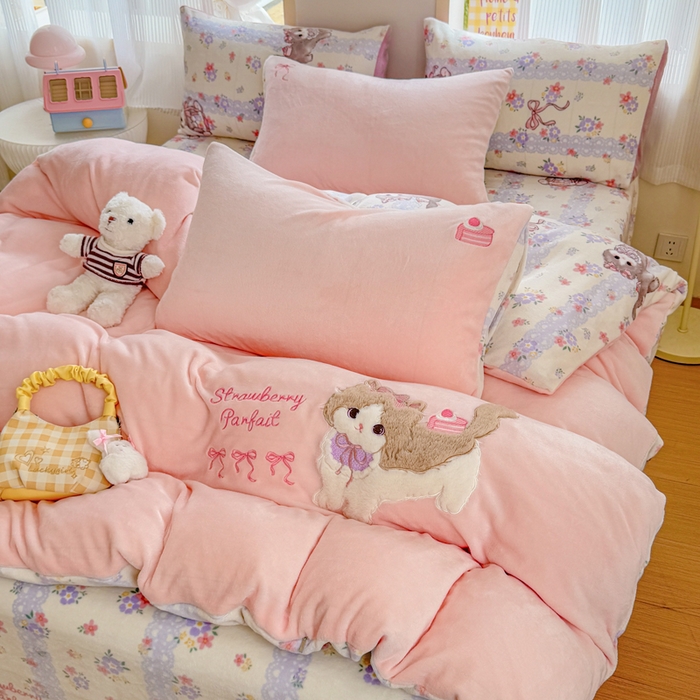 91家纺网 家纺一手货源 找家纺 润肤居 2025新款卡通贴布绣牛奶绒系列四件套 美美猫