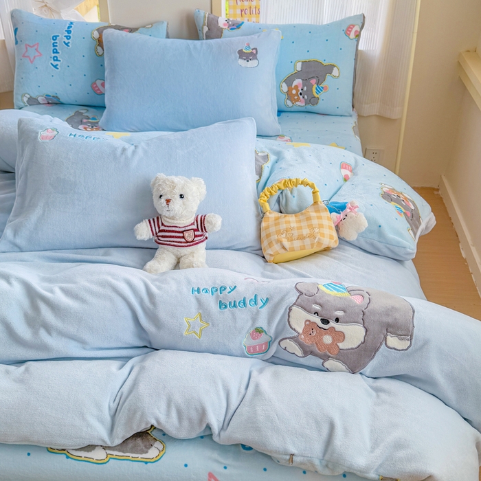 91家纺网 家纺一手货源 找家纺 润肤居 2025新款卡通贴布绣牛奶绒系列四件套 小灰灰