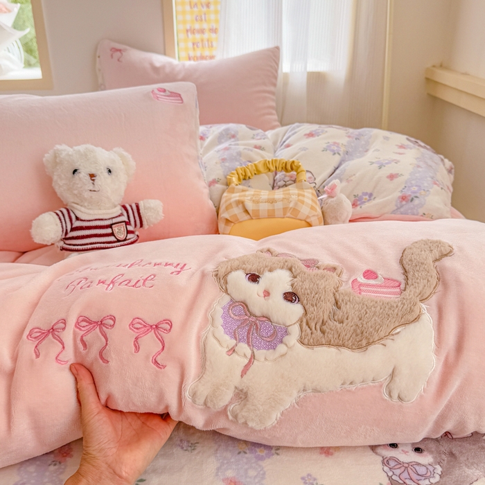 91家纺网 家纺一手货源 找家纺 润肤居 2025新款卡通贴布绣牛奶绒系列四件套 美美猫