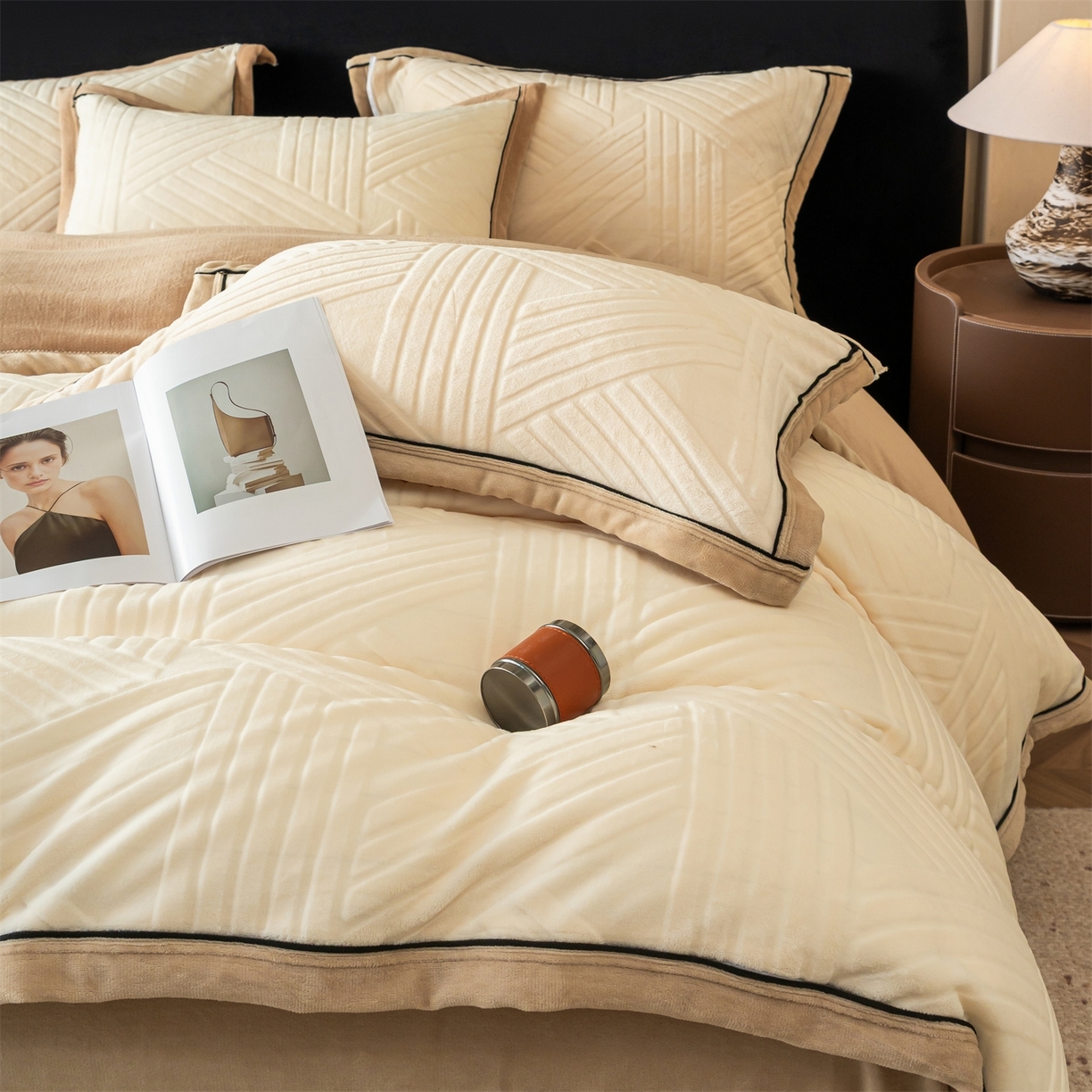 91家纺网 家纺一手货源 找家纺 （总）满座家居 2025新款高克重牛奶绒雕花四件套-罗马假日