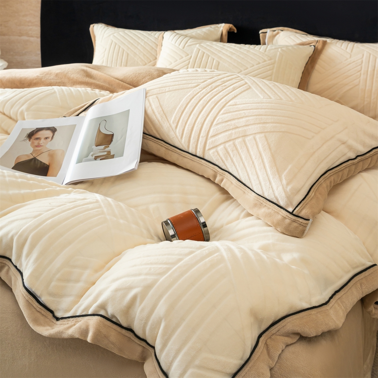 91家纺网 家纺一手货源 找家纺 （总）满座家居 2025新款高克重牛奶绒雕花四件套-罗马假日