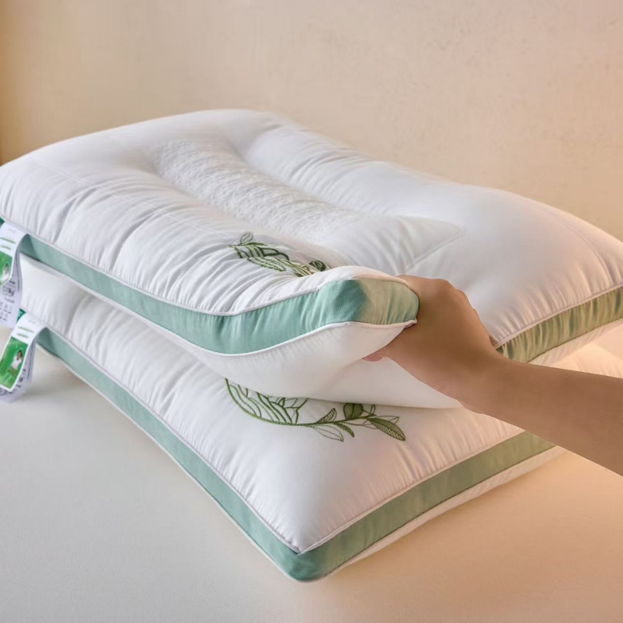 91家纺网 家纺一手货源 找家纺 （总）剑桥枕业 2025新款清新春茶羽丝定型枕芯 剑桥枕业新品促销款式枕头