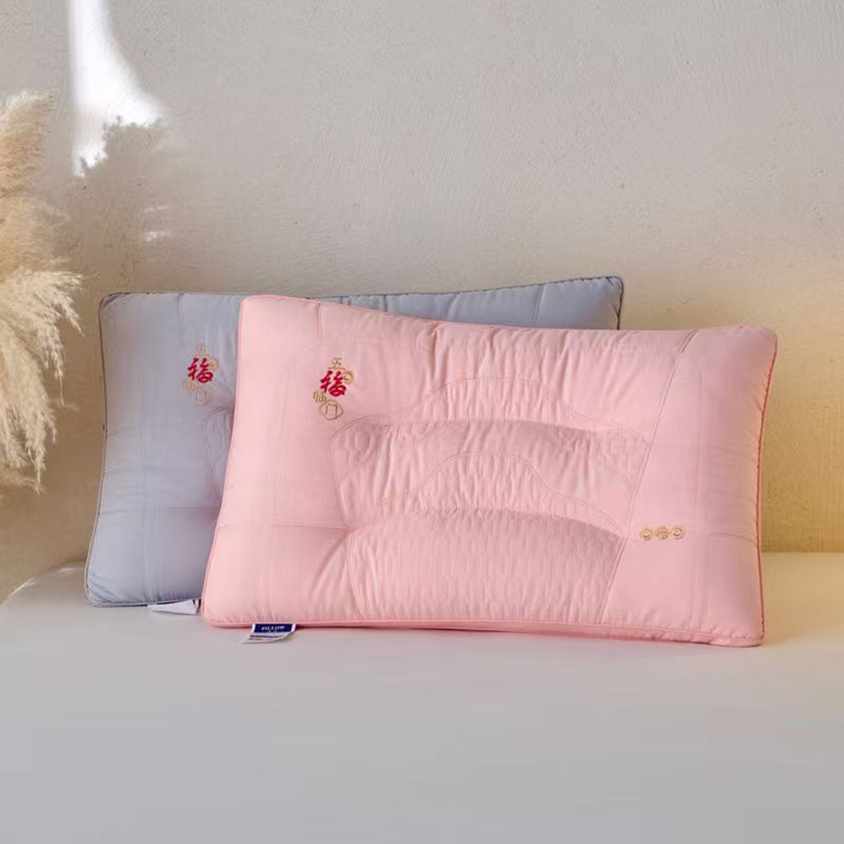 91家纺网 家纺一手货源 找家纺 （总）剑桥枕业 2025新款五福临门羽丝定型枕芯  剑桥枕业新品促销款式枕头