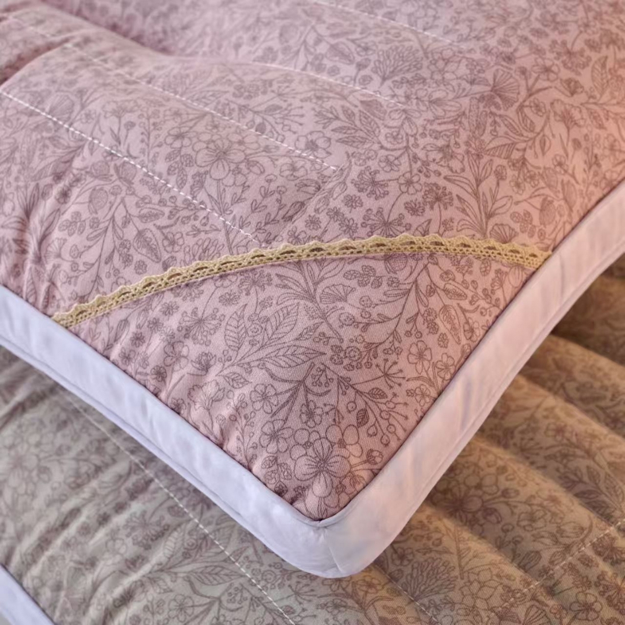 91家纺网 家纺一手货源 找家纺 （总）2025新款印花12味助眠安神羽丝定型枕芯 剑桥枕业新品促销款式枕头