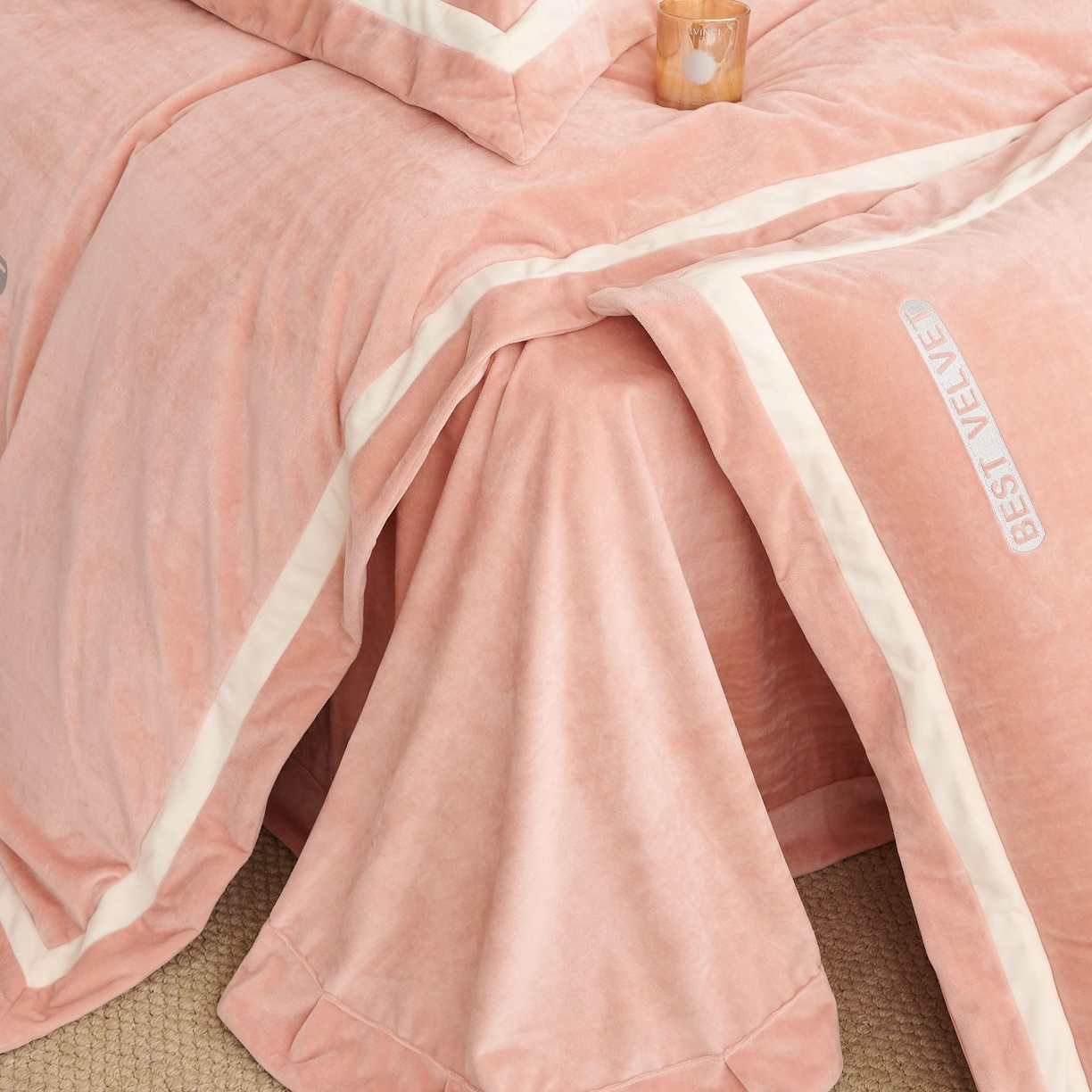 91家纺网 家纺一手货源 找家纺 榻尚家居 2025新款婴肤牛奶绒拼色工艺绣花四件套-米菲 米菲-粉橘