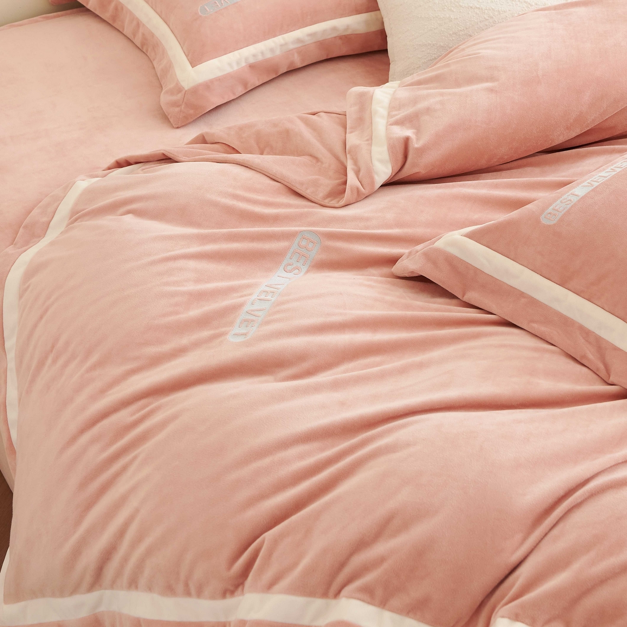 91家纺网 家纺一手货源 找家纺 榻尚家居 2025新款婴肤牛奶绒拼色工艺绣花四件套-米菲 米菲-粉橘