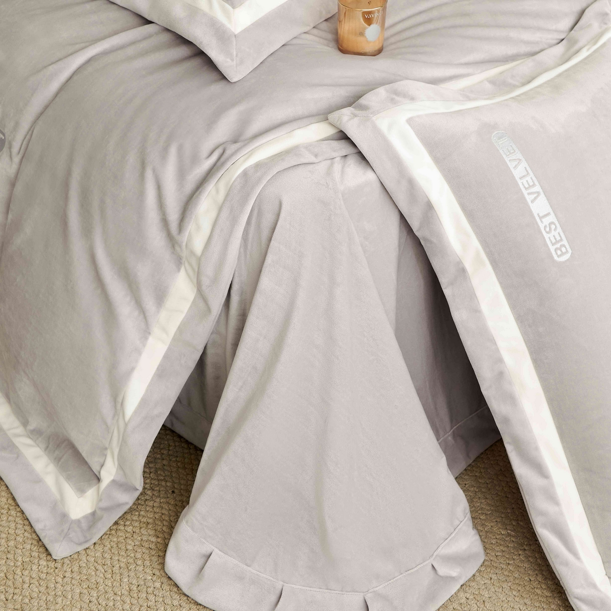 91家纺网 家纺一手货源 找家纺 （总）榻尚家居 2025新款婴肤牛奶绒拼色工艺绣花四件套-米菲