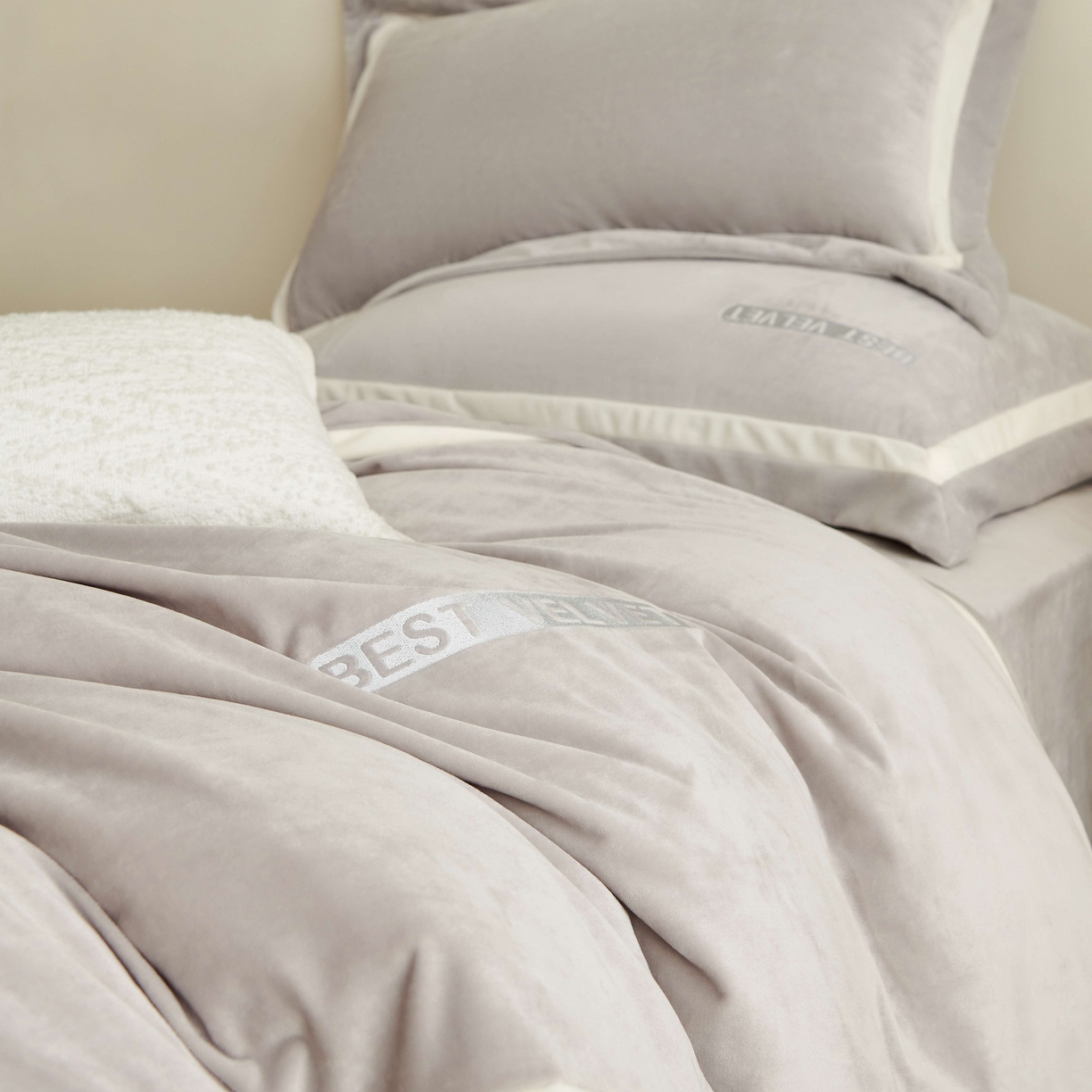 91家纺网 家纺一手货源 找家纺 （总）榻尚家居 2025新款婴肤牛奶绒拼色工艺绣花四件套-米菲