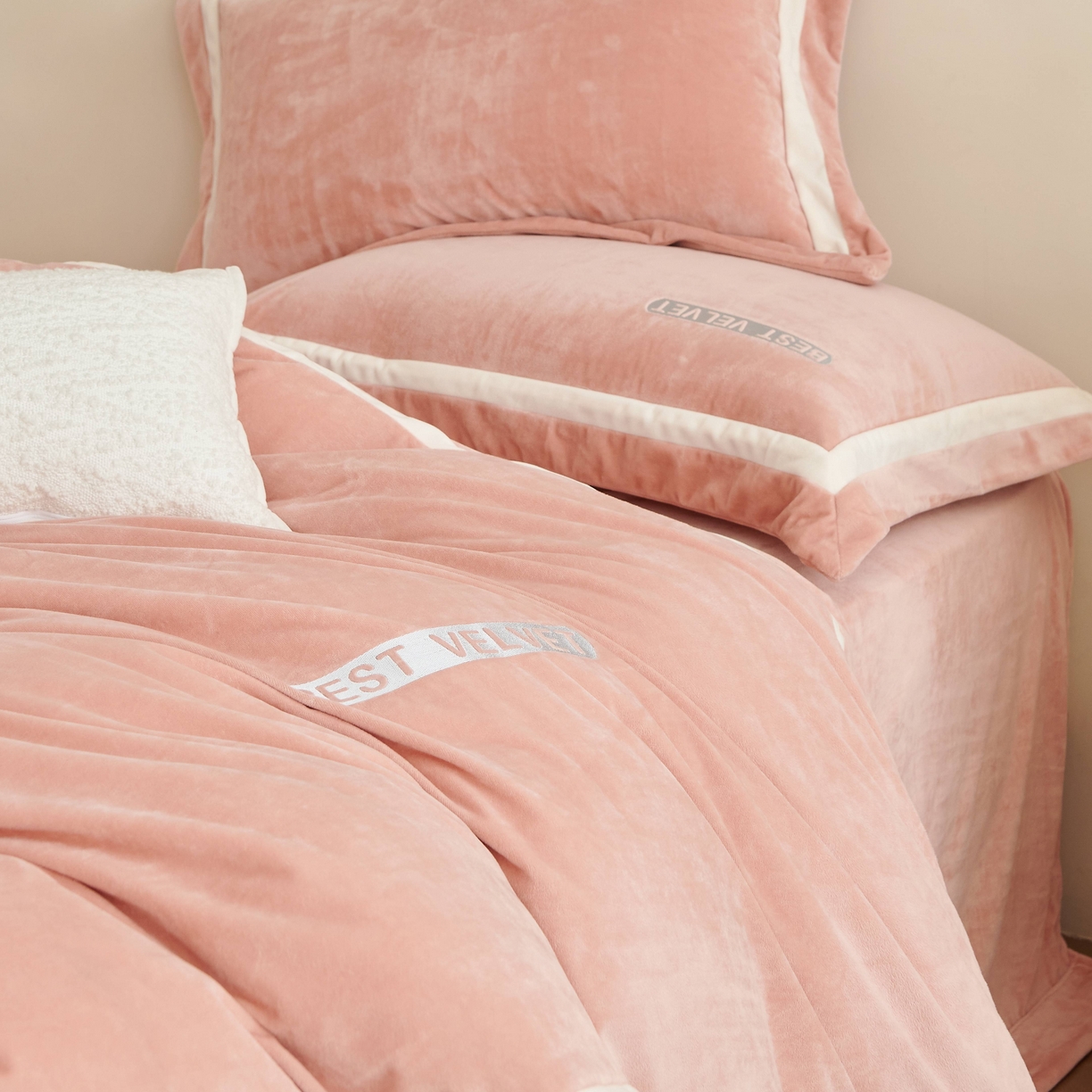 91家纺网 家纺一手货源 找家纺 榻尚家居 2025新款婴肤牛奶绒拼色工艺绣花四件套-米菲 米菲-粉橘