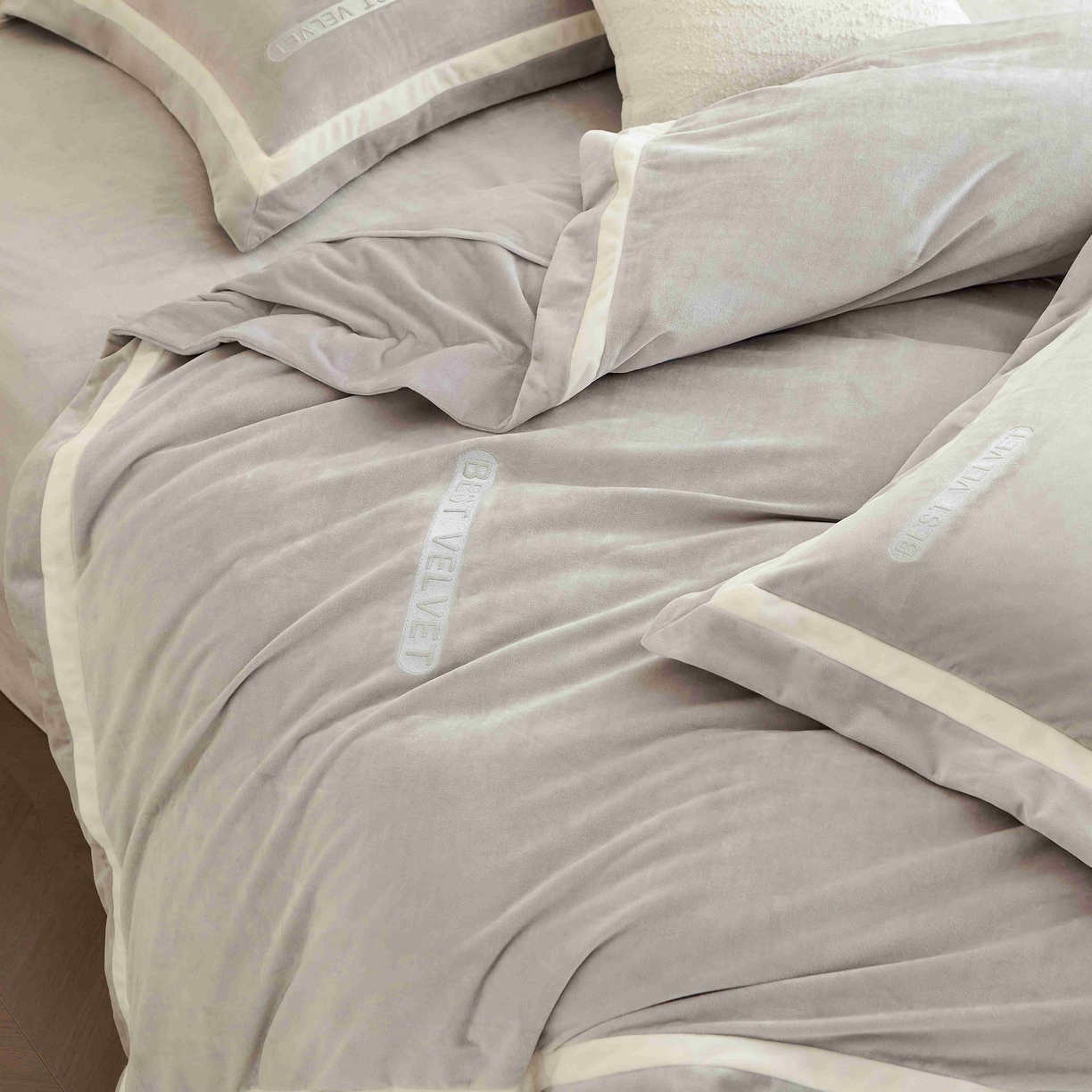 91家纺网 家纺一手货源 找家纺 （总）榻尚家居 2025新款婴肤牛奶绒拼色工艺绣花四件套-米菲