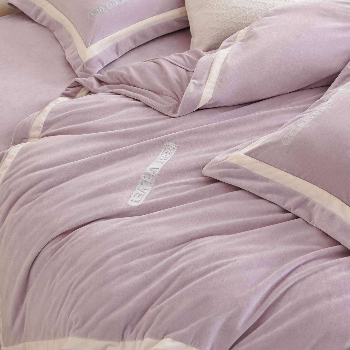 91家纺网 家纺一手货源 找家纺 榻尚家居 2025新款婴肤牛奶绒拼色工艺绣花四件套-米菲 米菲-藤紫