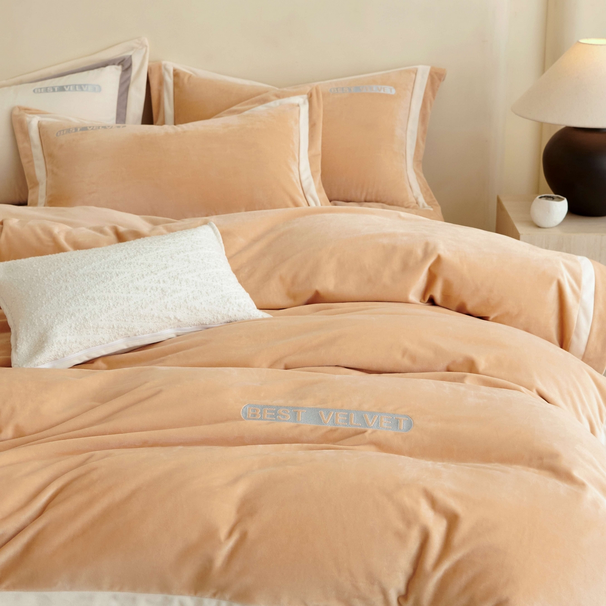 91家纺网 家纺一手货源 找家纺 （总）榻尚家居 2025新款婴肤牛奶绒拼色工艺绣花四件套-米菲