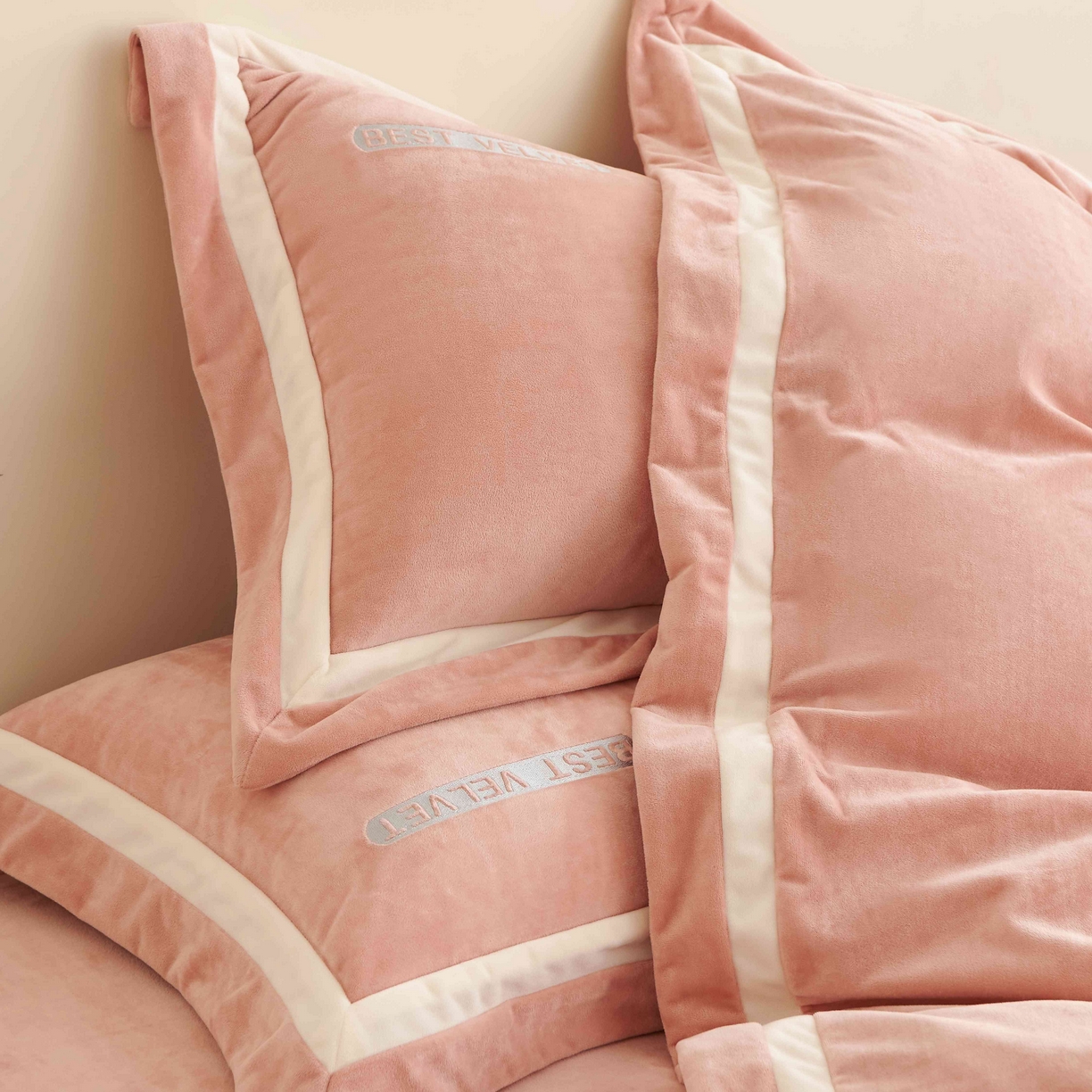 91家纺网 家纺一手货源 找家纺 榻尚家居 2025新款婴肤牛奶绒拼色工艺绣花四件套-米菲 米菲-粉橘