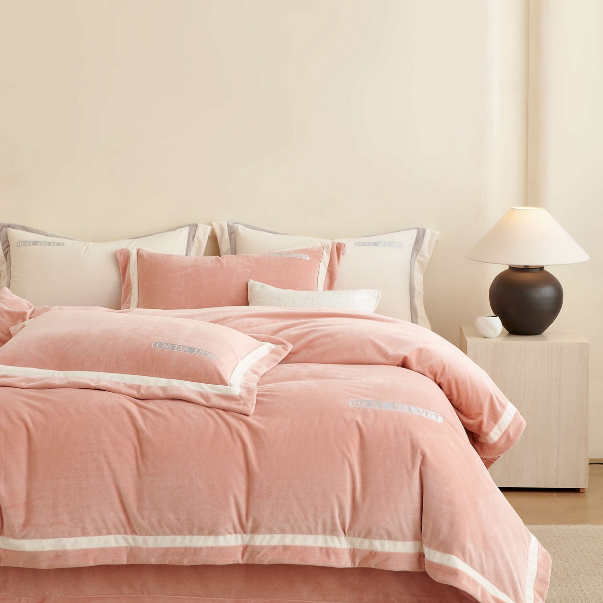 91家纺网 家纺一手货源 找家纺 榻尚家居 2025新款婴肤牛奶绒拼色工艺绣花四件套-米菲 米菲-粉橘