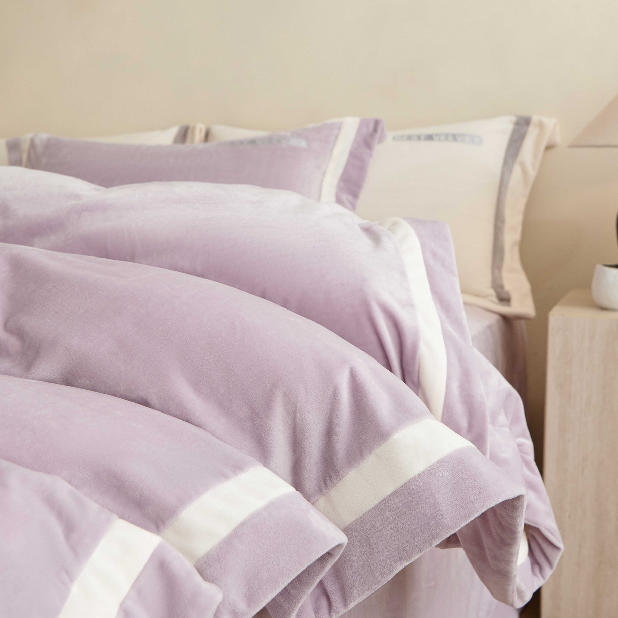 91家纺网 家纺一手货源 找家纺 榻尚家居 2025新款婴肤牛奶绒拼色工艺绣花四件套-米菲 米菲-藤紫