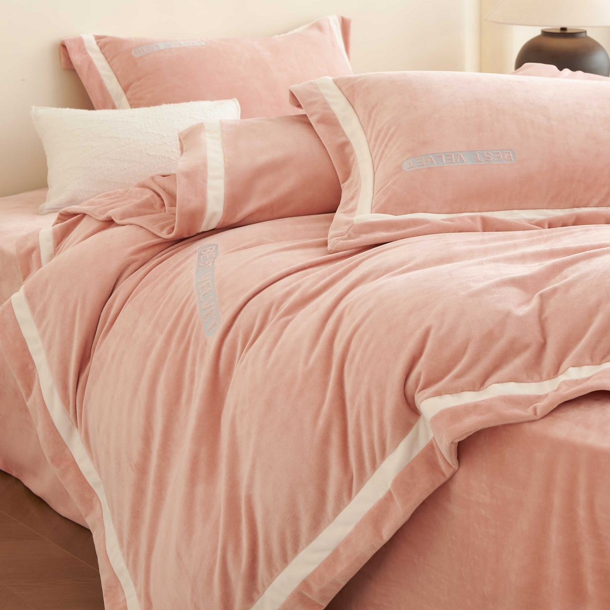 91家纺网 家纺一手货源 找家纺 榻尚家居 2025新款婴肤牛奶绒拼色工艺绣花四件套-米菲 米菲-粉橘