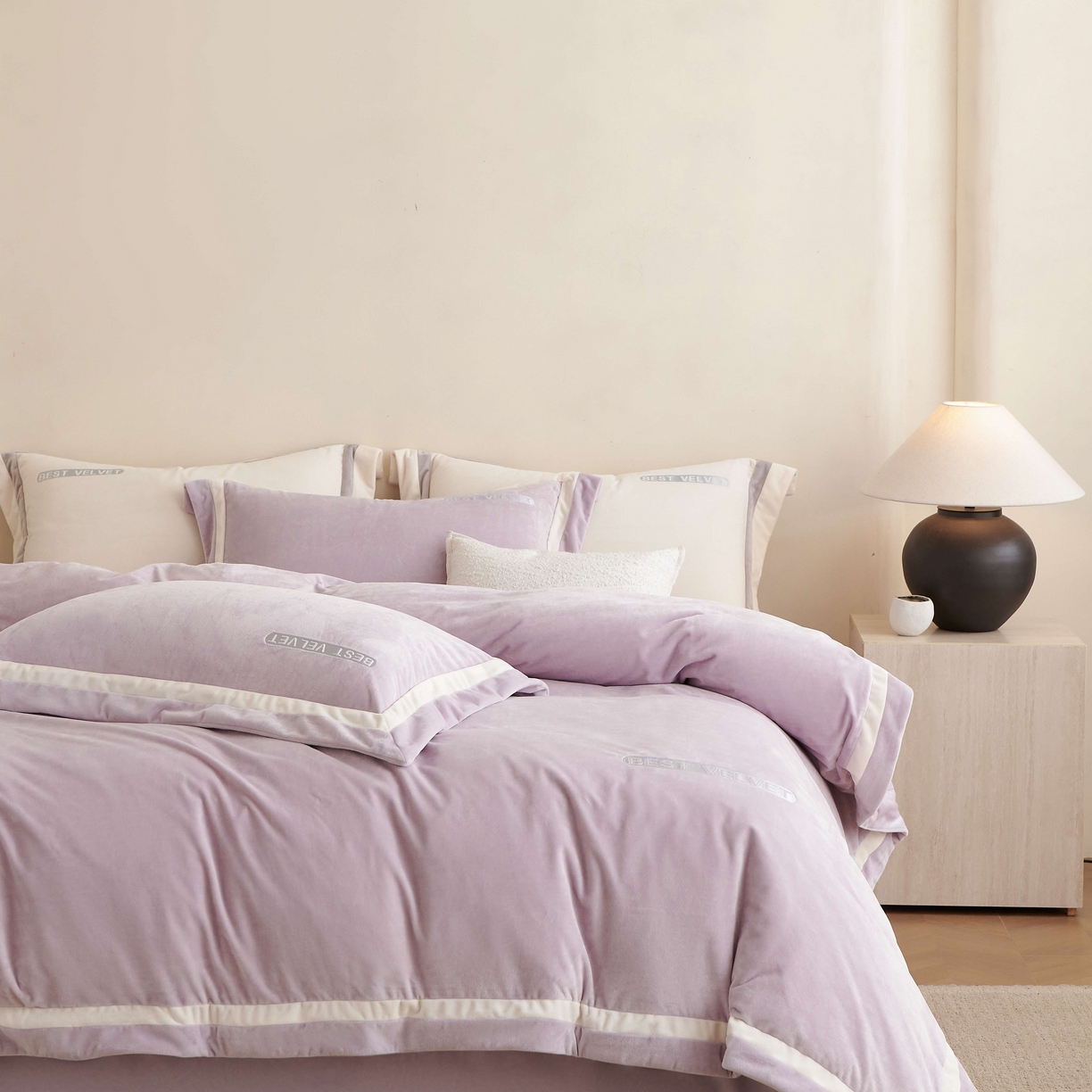 91家纺网 家纺一手货源 找家纺 榻尚家居 2025新款婴肤牛奶绒拼色工艺绣花四件套-米菲 米菲-藤紫