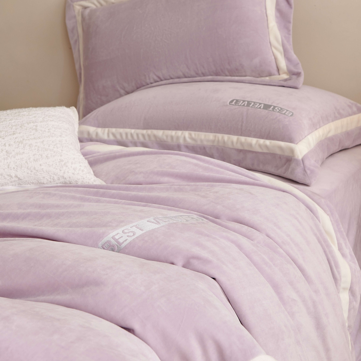 91家纺网 家纺一手货源 找家纺 榻尚家居 2025新款婴肤牛奶绒拼色工艺绣花四件套-米菲 米菲-藤紫