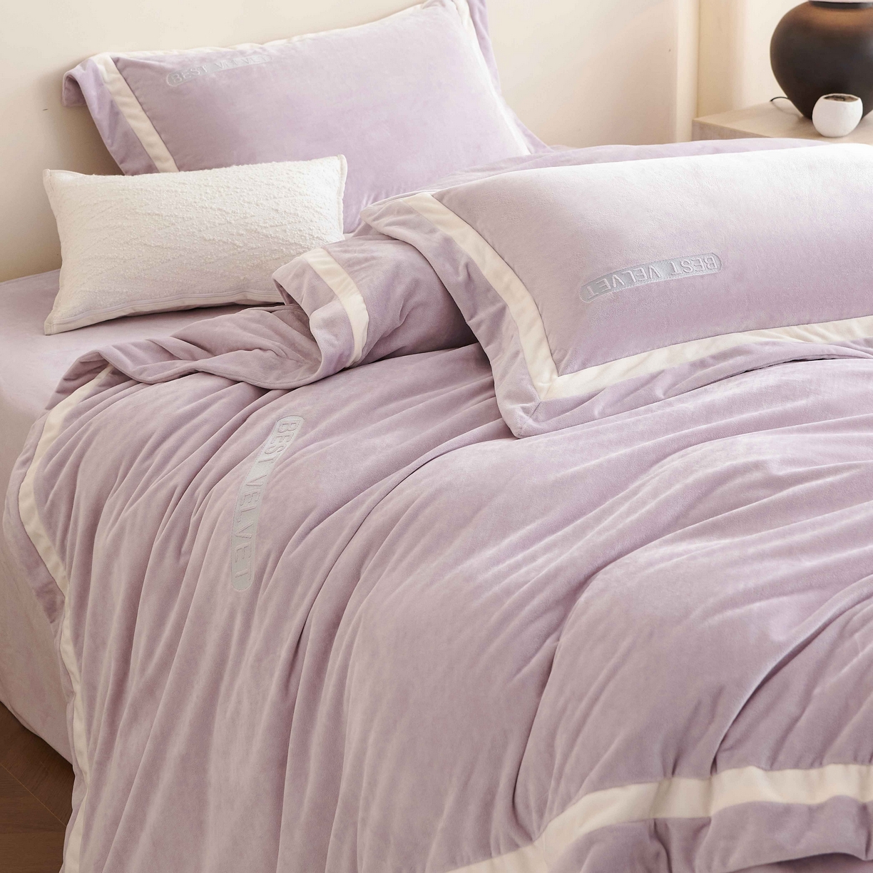 91家纺网 家纺一手货源 找家纺 榻尚家居 2025新款婴肤牛奶绒拼色工艺绣花四件套-米菲 米菲-藤紫