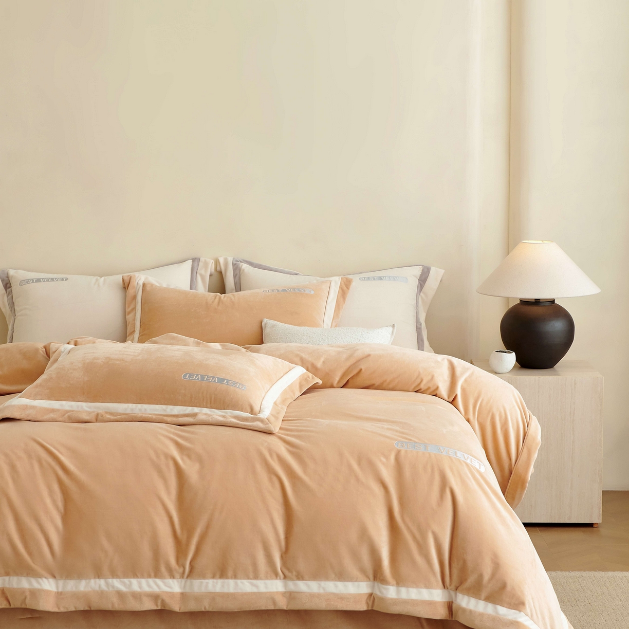 91家纺网 家纺一手货源 找家纺 榻尚家居 2025新款婴肤牛奶绒拼色工艺绣花四件套-米菲 米菲-暖驼