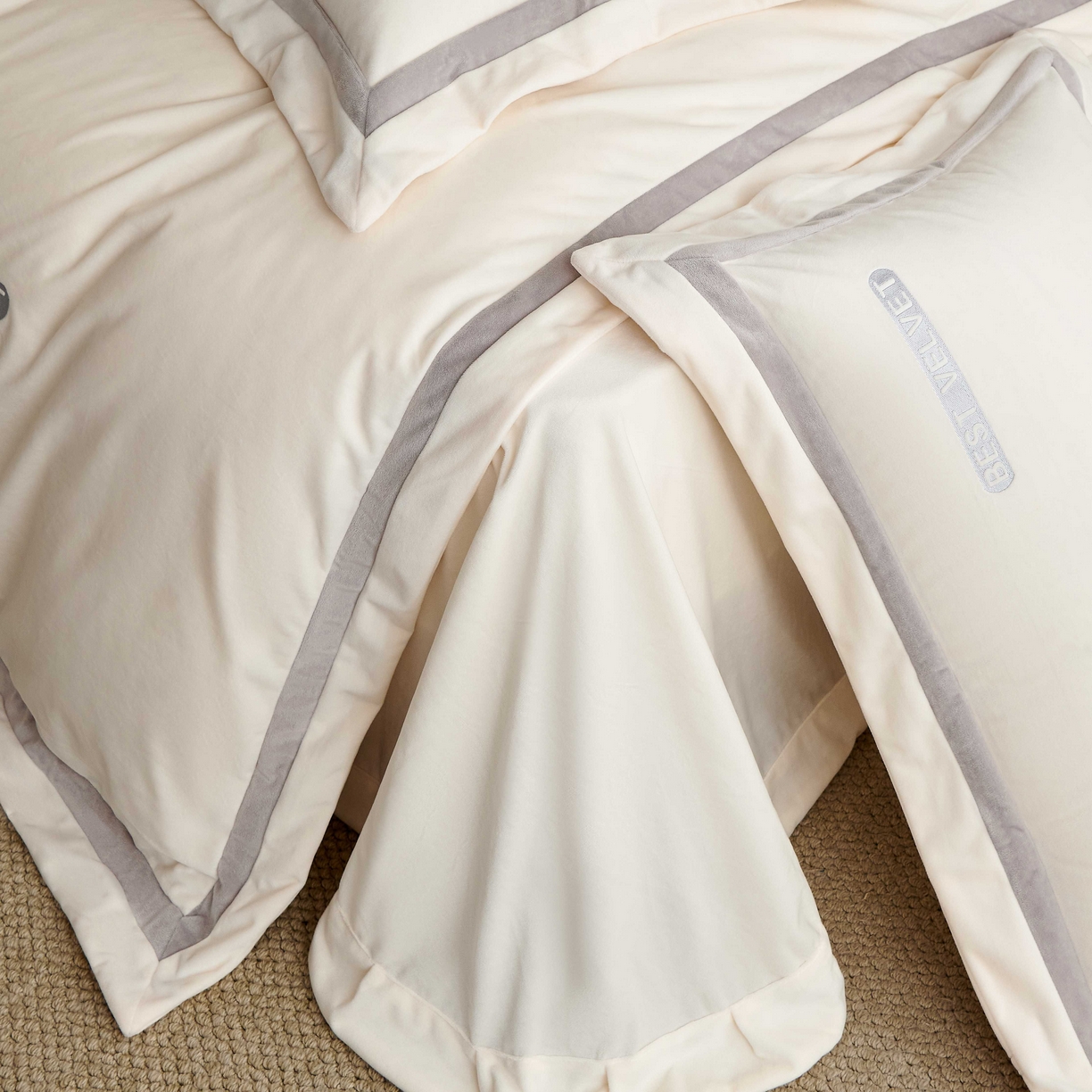 91家纺网 家纺一手货源 找家纺 榻尚家居 2025新款婴肤牛奶绒拼色工艺绣花四件套-米菲 米菲-米白