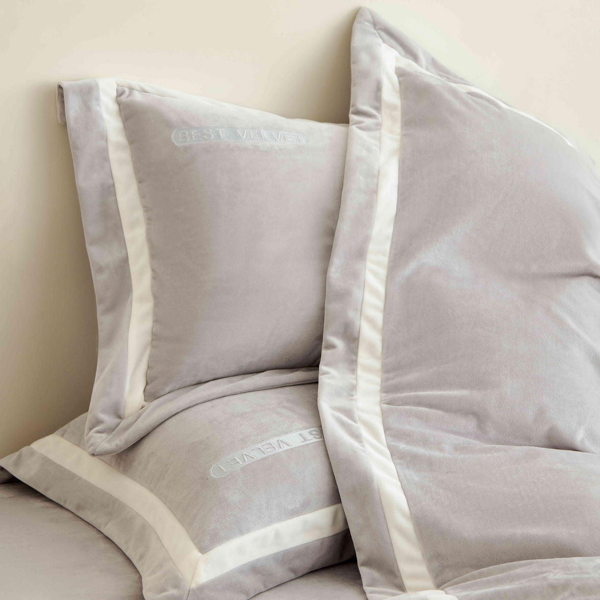 91家纺网 家纺一手货源 找家纺 榻尚家居 2025新款婴肤牛奶绒拼色工艺绣花四件套-米菲 米菲-典灰